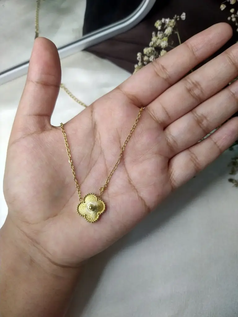 gold clover.webp