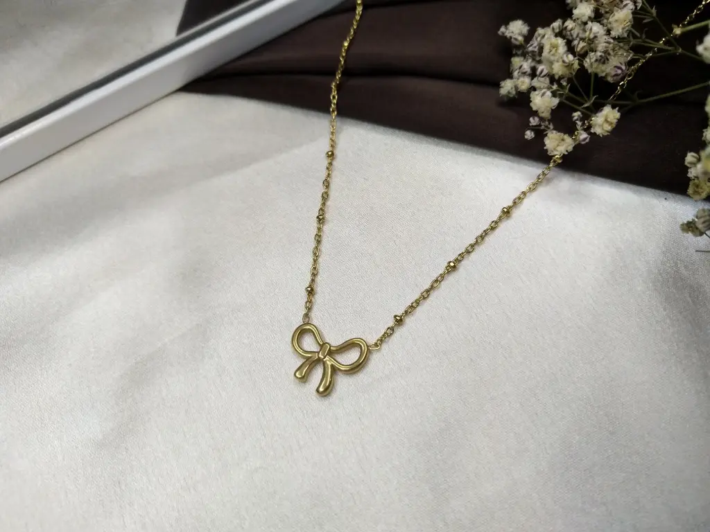 Prats Dainty Ribbon Pendant